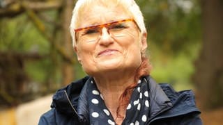 Frau lachend im wald