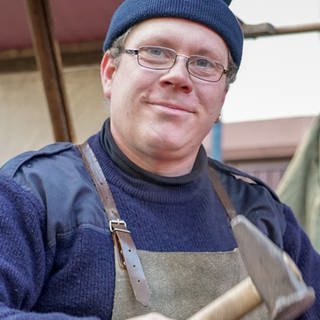 Jürgen steht mit dem Hammer am Amboss