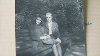 Ein Schwarz-Weiß-Bild eines jungen Ehepaars auf einer Bank