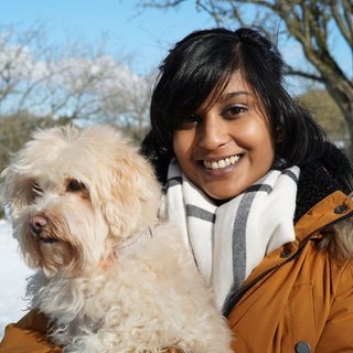 Esha mit ihrem Hund