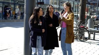 SWR Heimat Host Martika Baumert im Gespräch mit zwei jungen Frauen in Mannheim