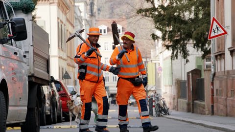 Nouri und Süla arbeiten bei der Straßenreinigung in Heidelberg