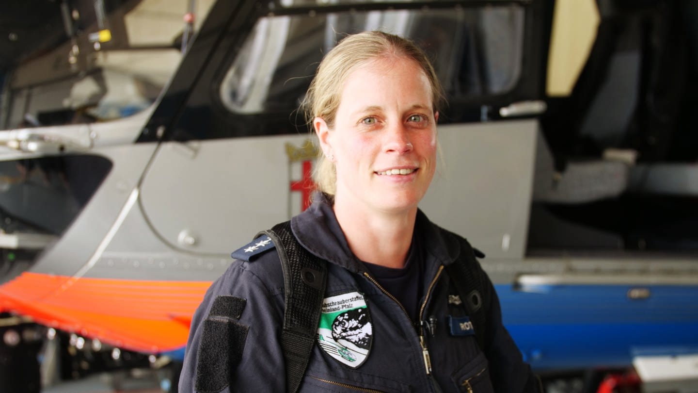 Sarah Roth die einzige Pilotin der Hubschrauberstaffel der Polizei in Rheinland-Pfalz