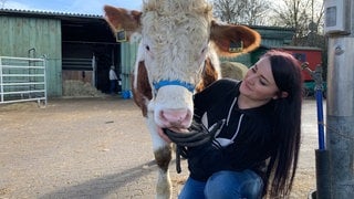 Annika mit ihrem Ochsen Mika