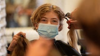 13-jähriger Junge bekommt im Friseursalon die Haare abrasiert
