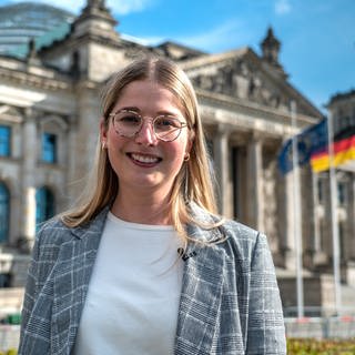 Junge Frau vor Reichstagsgebäude.