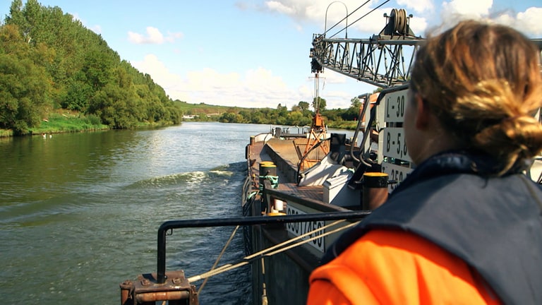 Junge Binnenschifferin schaut auf die Mosel