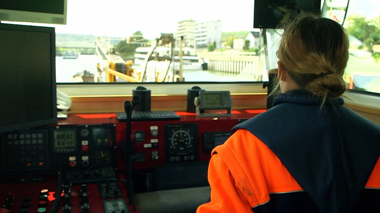 Junge Binnenschifferin am Steuer des Kranschiffes