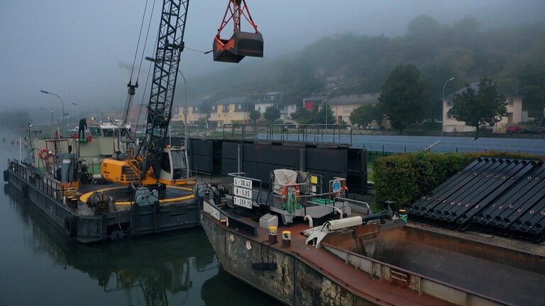 Kranschiff an der Mosel