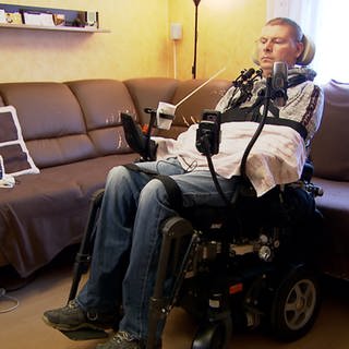 Harald Mayer sitzt in einem elektrischen Rollstuhl.