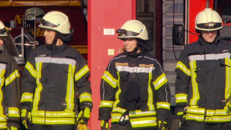 Feuerwehrfrau Selina beim Laufen neben ihren Kollegen 