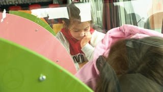 Ein Kind sitzt konentriert im umgebauten Bus