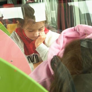 Ein Kind sitzt konentriert im umgebauten Bus
