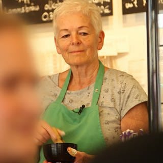 Alte Dame in Café