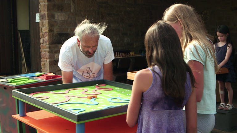 Mit den eigenen Spielen Kinder zu begeistern, ist das Schönste, was sich Spielpädagoge Matthias vorstellen kann