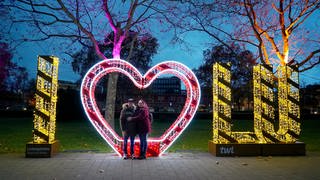 Große, beleuchtete Lettern bilden an der Ludwigshafener Rheinpromenade den Satz I love Lu 