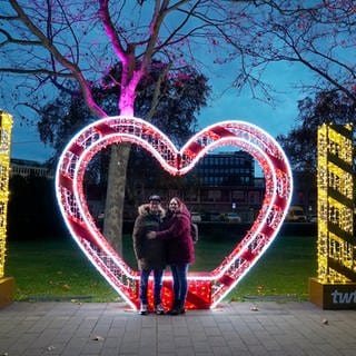 Große, beleuchtete Lettern bilden an der Ludwigshafener Rheinpromenade den Satz I love Lu 