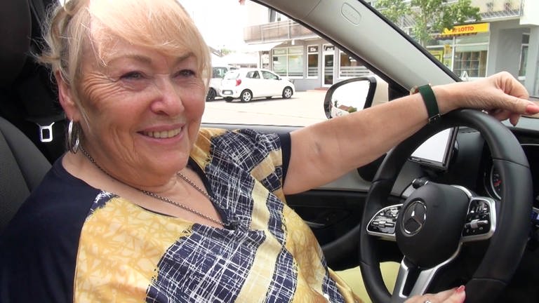 Diese Frau sitzt auch mit 74 noch am Steuer als Taxifahrerin