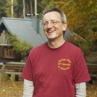 Pfälzerwaldvereinsmitgleid Jürgen Lackas vor der Böchinger Hütte