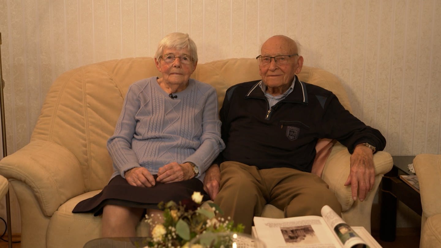 Ein älteres Paar auf der Couch