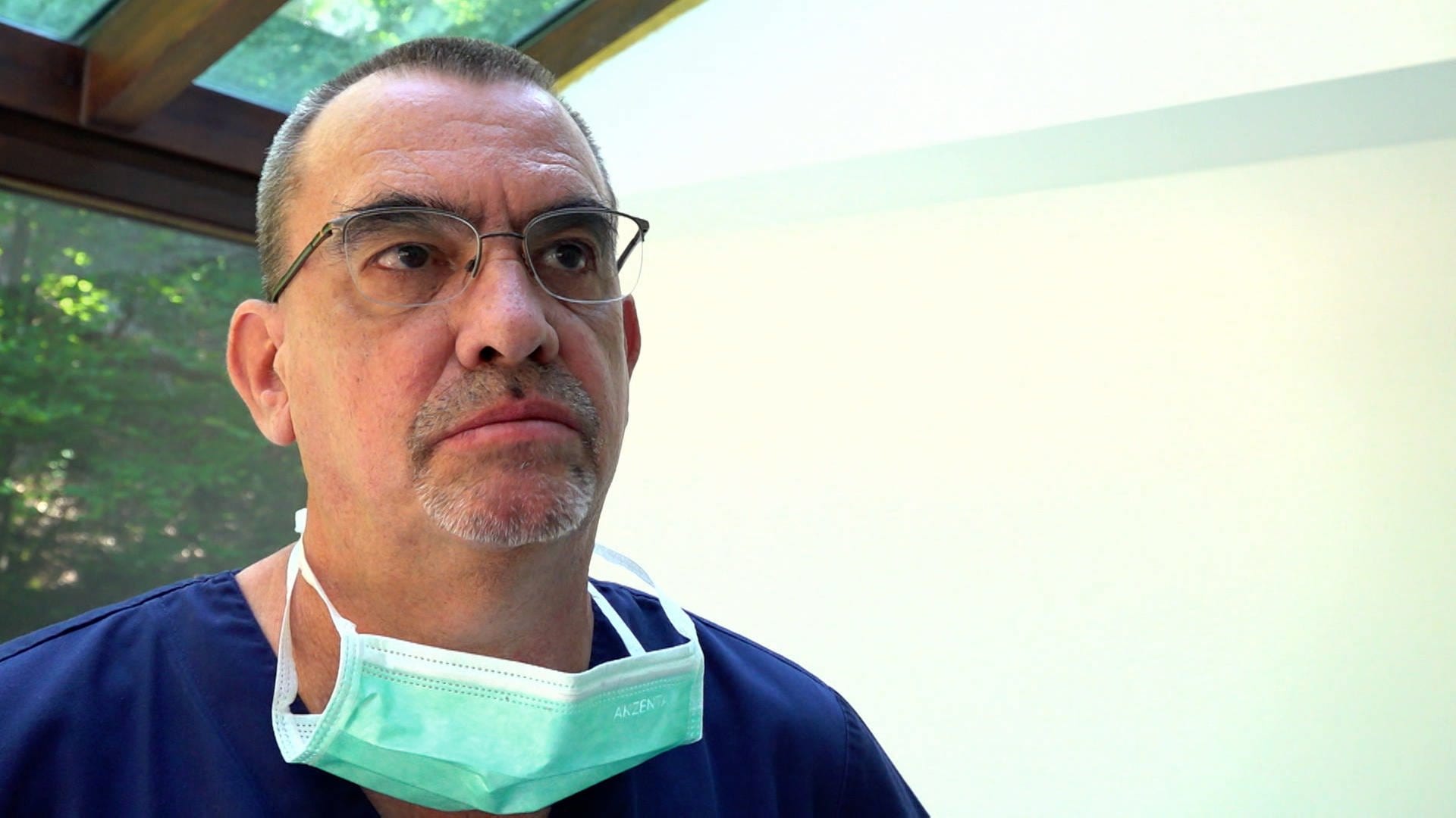 Thomas hat eine mobile Zahnarztpraxis und behandelt bettlägerige Patienten