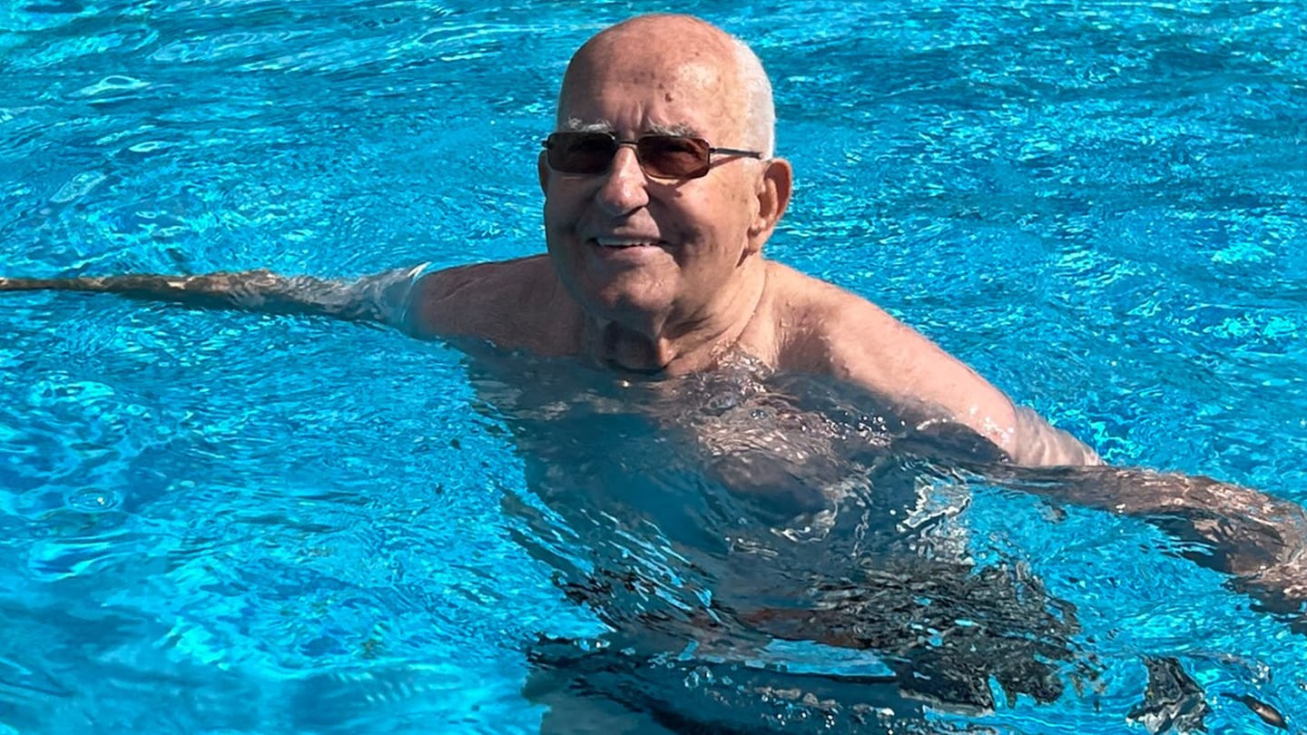 Senior im Becken eine Schwimmbads