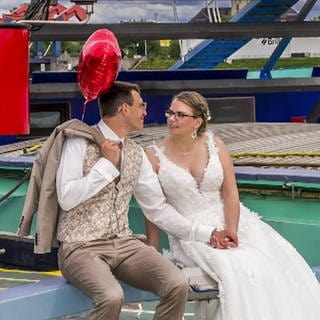 Ein Hochzeitspaar auf einem Binnenschiff