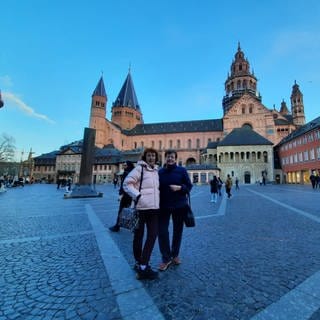 zwei Frauen, die aus der Ukraine geflohen sind, stehen in Mainz vor dem Dom