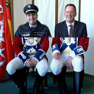 Oberbürgermeister und Polizist schützen den Prinzen Karneval