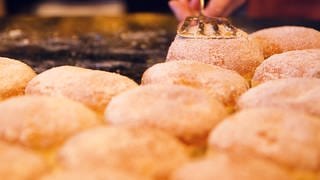 Kreppel Herstellung in einer Mainzer Traditionsbäckerei.