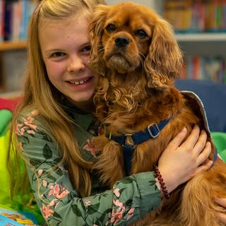 Franziska mit Lesehund Lotti