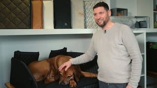 Mittel alter Mann mit Hundedecke