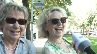zwei ältere Damen stehen in Mainz auf der Straße