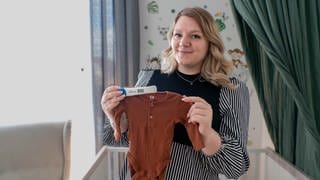 Junge Frau mit Babybauch