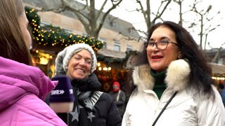 Zwei Frauen werden auf dem Mainzer Weihnachtsmarkt interviewt