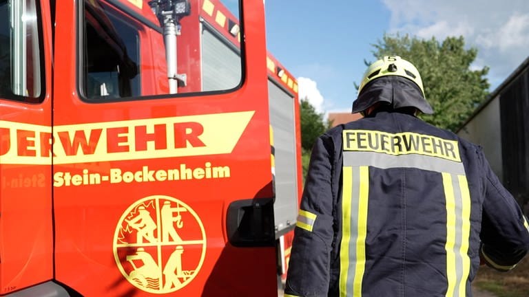 Ein Feuerwehrmensch von hinten. 