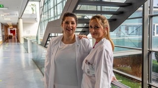 Katharina und Nicole geben Kosmetikkurse für Krebspatientinnen