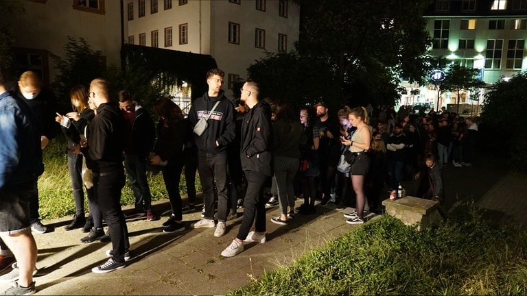 Die Warteschlange vor dem Club.