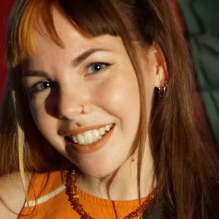 Party-Gängerin Janina Hubert aus Ingelheim lächelnd im Rock-Club Caveau 