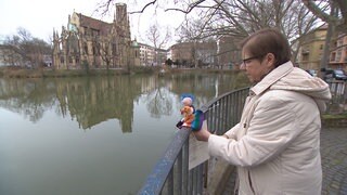 Elke Hahn mit zwei ihrer Häkelfiguren am Feuersee in Stuttgart