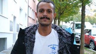 Am 1. Dezember ist Weltaidstag. Hair- und MakeUp-Arist Ahmed aus Stuttgart will Berührungsängste abbauen: Er ist HIV-positiv.