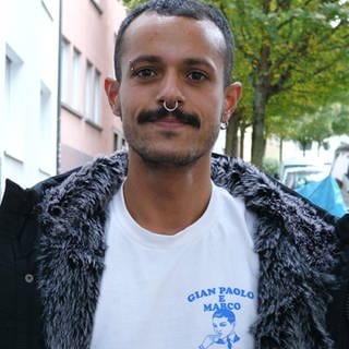 Am 1. Dezember ist Weltaidstag. Hair- und MakeUp-Arist Ahmed aus Stuttgart will Berührungsängste abbauen: Er ist HIV-positiv.