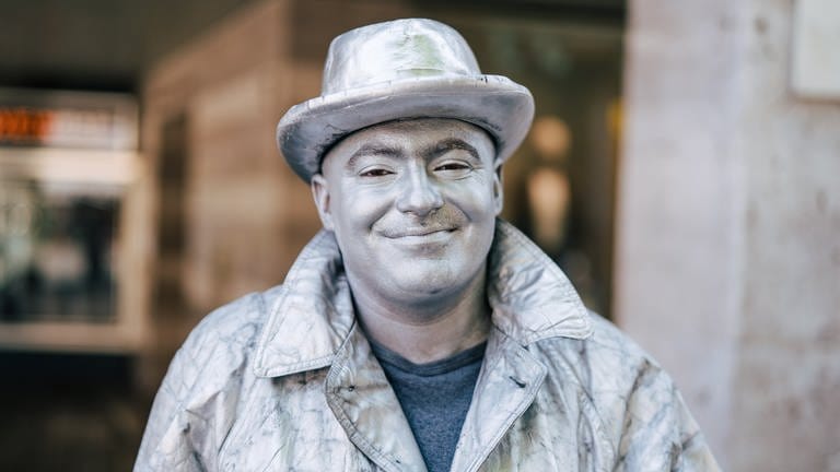 Straßenkünstler Paul versucht, sich als menschliche Statue Geld dazu zu verdienen.