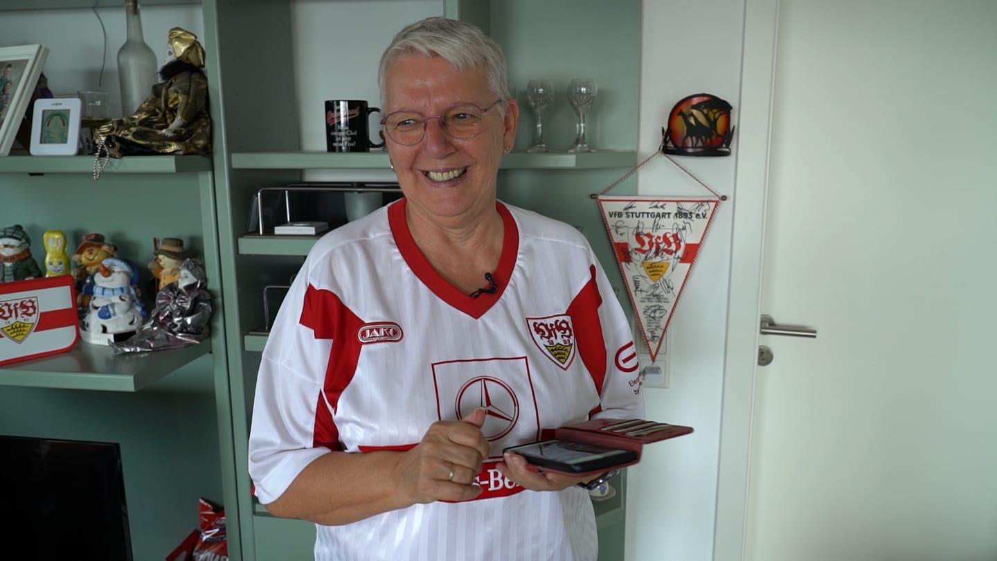 Angelika Brendle trägt ein VfB Stuttgart Trikot