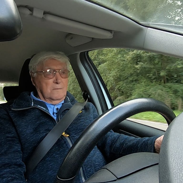 99-jähriger Senior sitzt am Steuer eines Autos