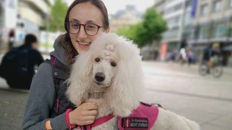 Frau mit Hund in Fußgängerzone