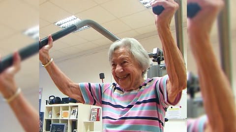 Seniorin trainiert im Fitnessstudio