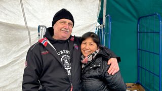 Marktbesitzer Dieter und Flaviana vor ihrem Stand in Bad Canstatt.