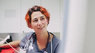 Tierärztin Kathrin sitzt neben einem ihrer Hunde-Patienten.