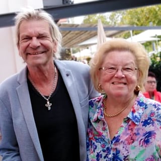 Die Selfie-Jägerin Ursel (rechts) ist mit Matthias Reim (in der Mitte) Arm in Arm auf dem Foto zu sehen mit Ehemann Ernst (links). Alle lächeln in die Kamera.